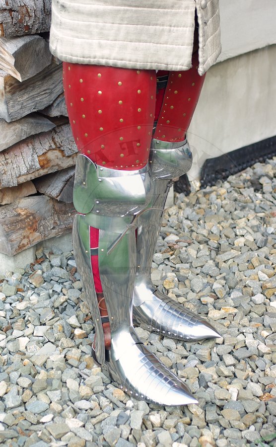 Zbrojnikowe osony ng wzorowane na nagrobkach niemieckich rycerzy: Beringera von Berlichinge 1377 oraz Voita von Rieneck 1379/Composite leg harness based on german knights effigies: Beringer von Berlichinge 1377 and Voit von Rieneck 1379