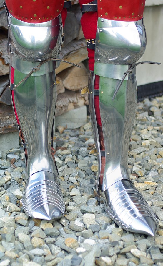 Zbrojnikowe osony ng wzorowane na nagrobkach niemieckich rycerzy: Beringera von Berlichinge 1377 oraz Voita von Rieneck 1379/Composite leg harness based on german knights effigies: Beringer von Berlichinge 1377 and Voit von Rieneck 1379