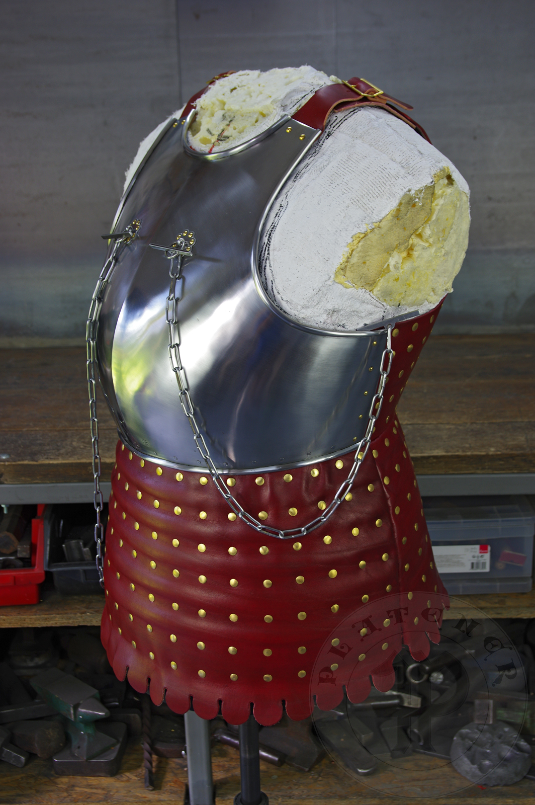 New version of cuirass based on effigies of Beringer von Berlichingen (1377) and Voit von Rieneck (1379). The backplate (consisting of 74 plates) is based on the statue of Saint George from Prague. It's heat hardened and tempered up to 42 HRC./ Nowa wersja kirysu wzorowanego na nagrobkach Beringer von Berlichingen (1377) i Voit von Rieneck (1379). Ty kirysu, skadajcy si z 74 elementw, wzorowany jest na rzebie w. Jerzego z Pragi. Kirys zosta zahartowany do twardoci 42 HRC.