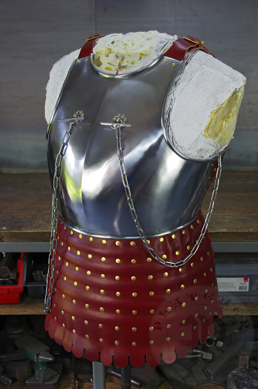 New version of cuirass based on effigies of Beringer von Berlichingen (1377) and Voit von Rieneck (1379). The backplate (consisting of 74 plates) is based on the statue of Saint George from Prague. It's heat hardened and tempered up to 42 HRC./ Nowa wersja kirysu wzorowanego na nagrobkach Beringer von Berlichingen (1377) i Voit von Rieneck (1379). Ty kirysu, skadajcy si z 74 elementw, wzorowany jest na rzebie w. Jerzego z Pragi. Kirys zosta zahartowany do twardoci 42 HRC.