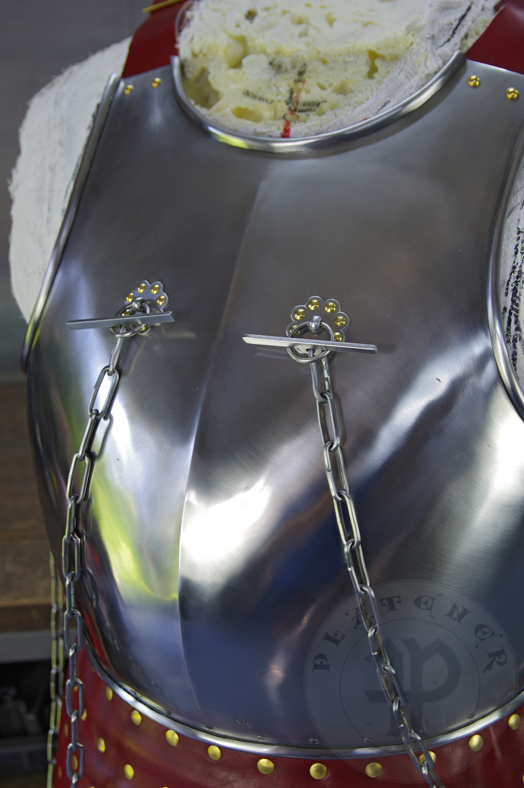 New version of cuirass based on effigies of Beringer von Berlichingen (1377) and Voit von Rieneck (1379). The backplate (consisting of 74 plates) is based on the statue of Saint George from Prague. It's heat hardened and tempered up to 42 HRC./ Nowa wersja kirysu wzorowanego na nagrobkach Beringer von Berlichingen (1377) i Voit von Rieneck (1379). Ty kirysu, skadajcy si z 74 elementw, wzorowany jest na rzebie w. Jerzego z Pragi. Kirys zosta zahartowany do twardoci 42 HRC.