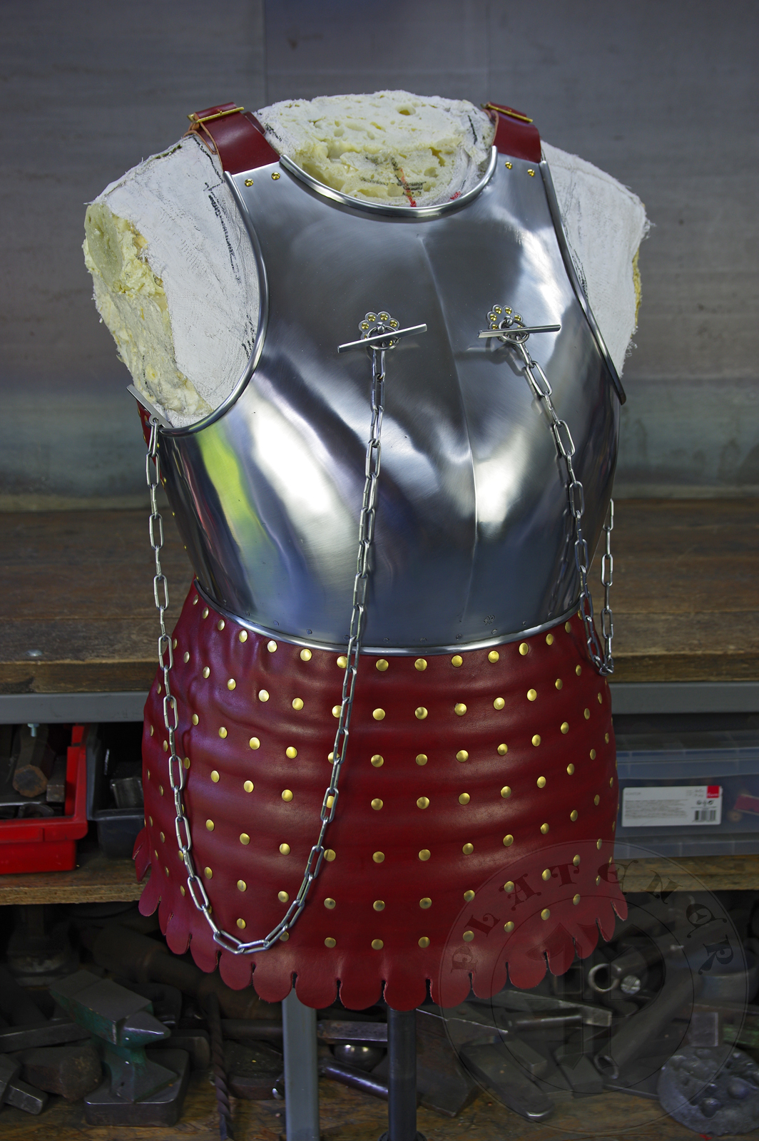 New version of cuirass based on effigies of Beringer von Berlichingen (1377) and Voit von Rieneck (1379). The backplate (consisting of 74 plates) is based on the statue of Saint George from Prague. It's heat hardened and tempered up to 42 HRC./ Nowa wersja kirysu wzorowanego na nagrobkach Beringer von Berlichingen (1377) i Voit von Rieneck (1379). Ty kirysu, skadajcy si z 74 elementw, wzorowany jest na rzebie w. Jerzego z Pragi. Kirys zosta zahartowany do twardoci 42 HRC.