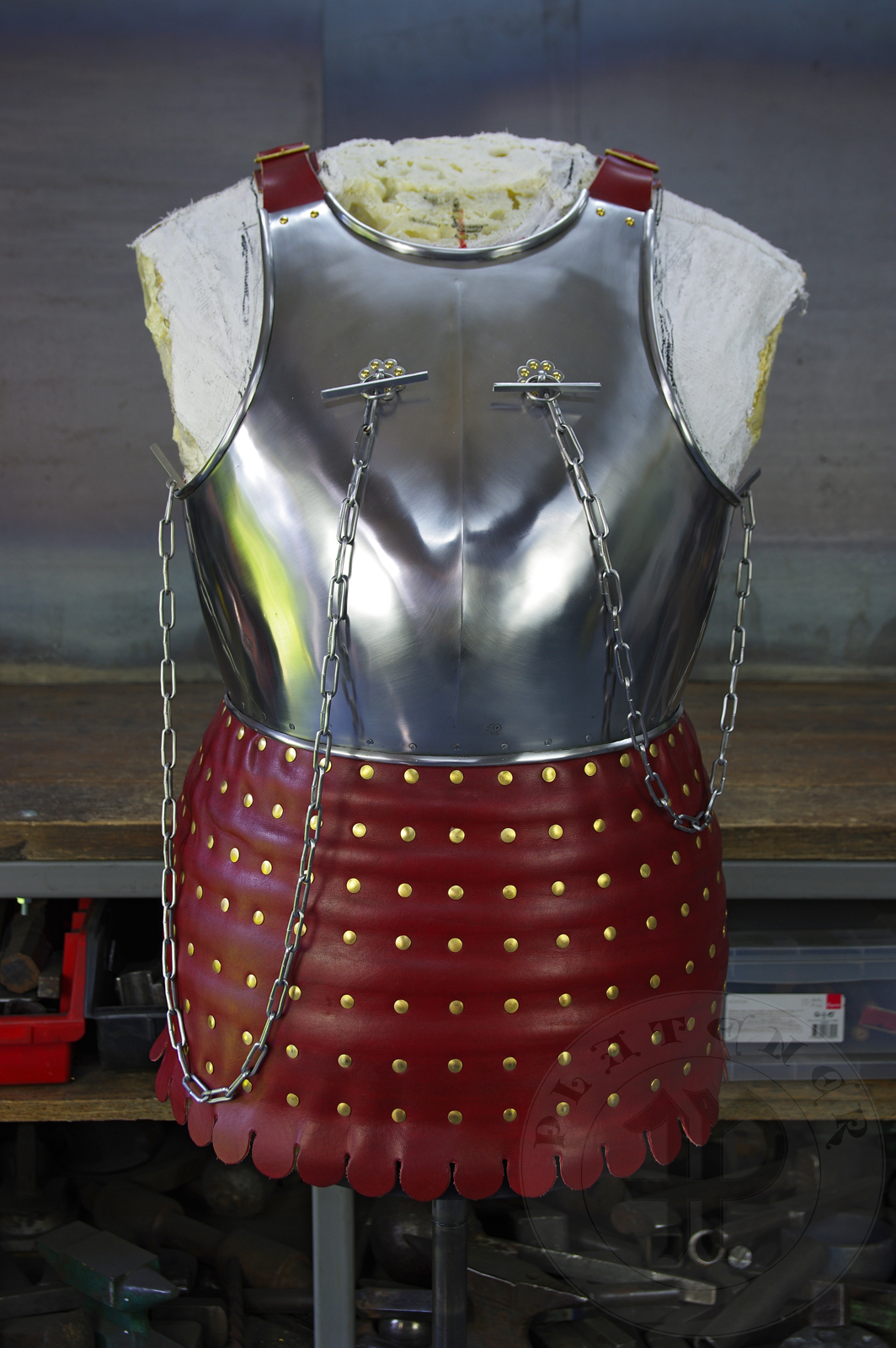 New version of cuirass based on effigies of Beringer von Berlichingen (1377) and Voit von Rieneck (1379). The backplate (consisting of 74 plates) is based on the statue of Saint George from Prague. It's heat hardened and tempered up to 42 HRC./ Nowa wersja kirysu wzorowanego na nagrobkach Beringer von Berlichingen (1377) i Voit von Rieneck (1379). Ty kirysu, skadajcy si z 74 elementw, wzorowany jest na rzebie w. Jerzego z Pragi. Kirys zosta zahartowany do twardoci 42 HRC.