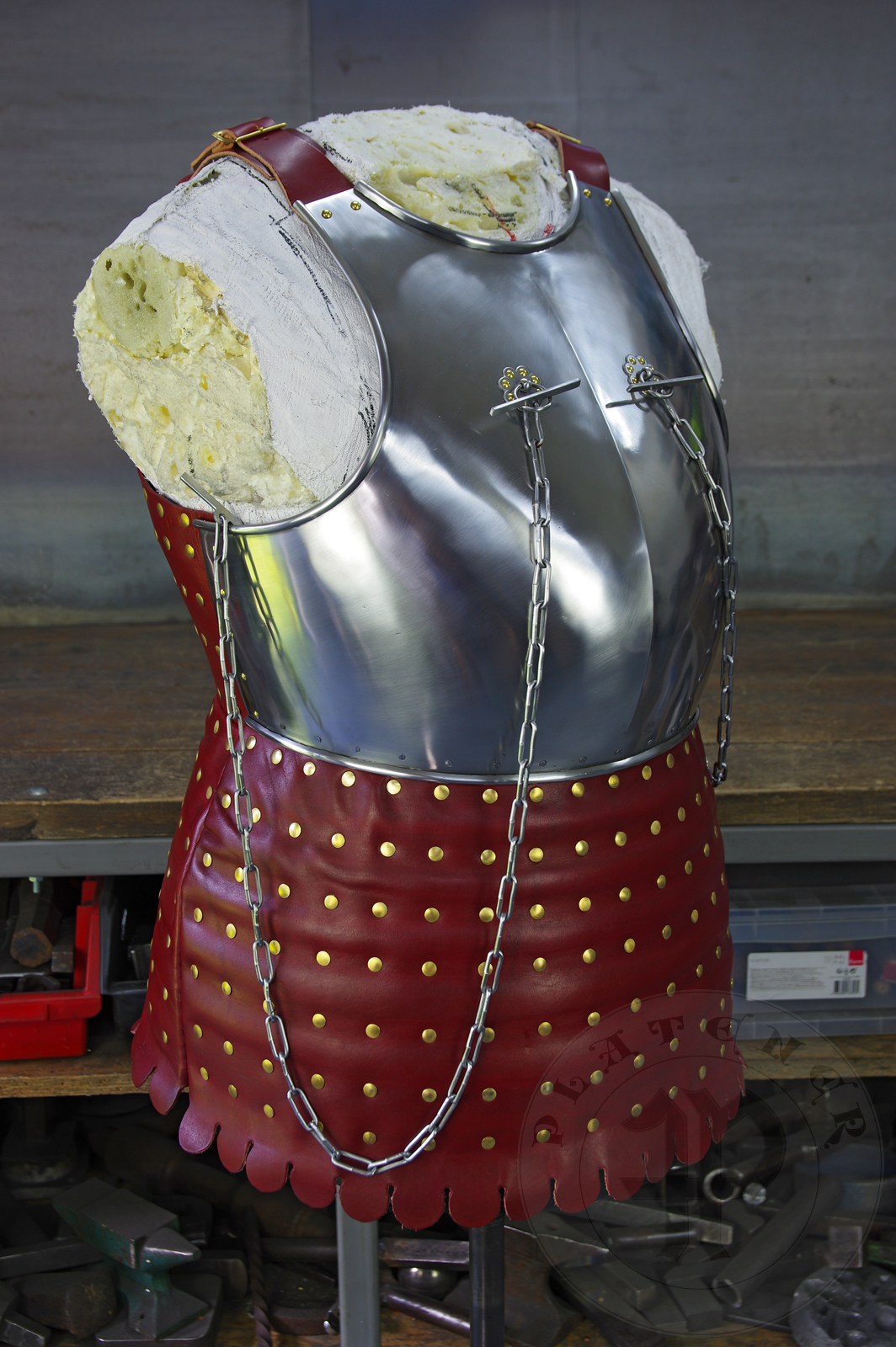 New version of cuirass based on effigies of Beringer von Berlichingen (1377) and Voit von Rieneck (1379). The backplate (consisting of 74 plates) is based on the statue of Saint George from Prague. It's heat hardened and tempered up to 42 HRC./ Nowa wersja kirysu wzorowanego na nagrobkach Beringer von Berlichingen (1377) i Voit von Rieneck (1379). Ty kirysu, skadajcy si z 74 elementw, wzorowany jest na rzebie w. Jerzego z Pragi. Kirys zosta zahartowany do twardoci 42 HRC.