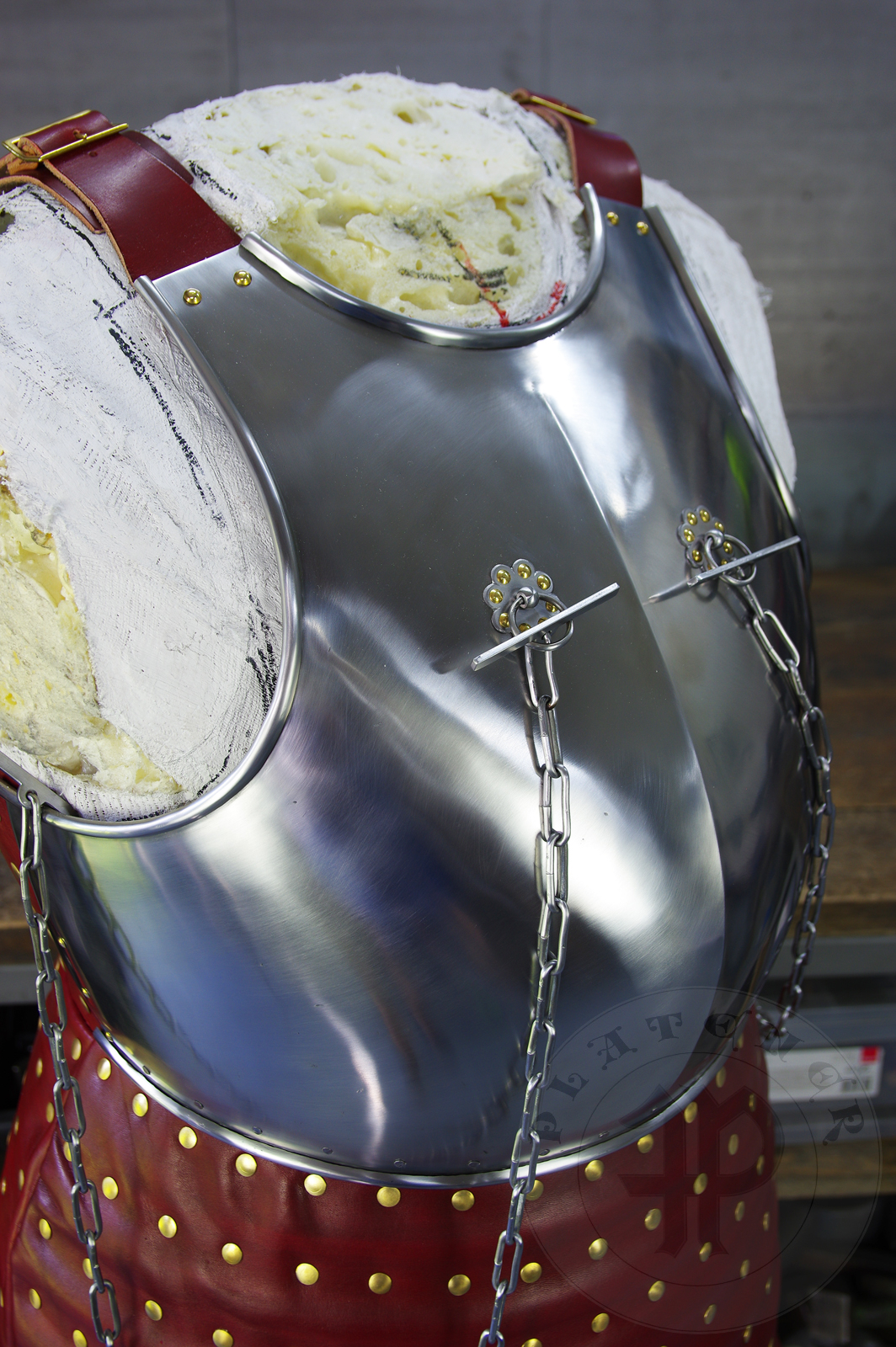New version of cuirass based on effigies of Beringer von Berlichingen (1377) and Voit von Rieneck (1379). The backplate (consisting of 74 plates) is based on the statue of Saint George from Prague. It's heat hardened and tempered up to 42 HRC./ Nowa wersja kirysu wzorowanego na nagrobkach Beringer von Berlichingen (1377) i Voit von Rieneck (1379). Ty kirysu, skadajcy si z 74 elementw, wzorowany jest na rzebie w. Jerzego z Pragi. Kirys zosta zahartowany do twardoci 42 HRC.