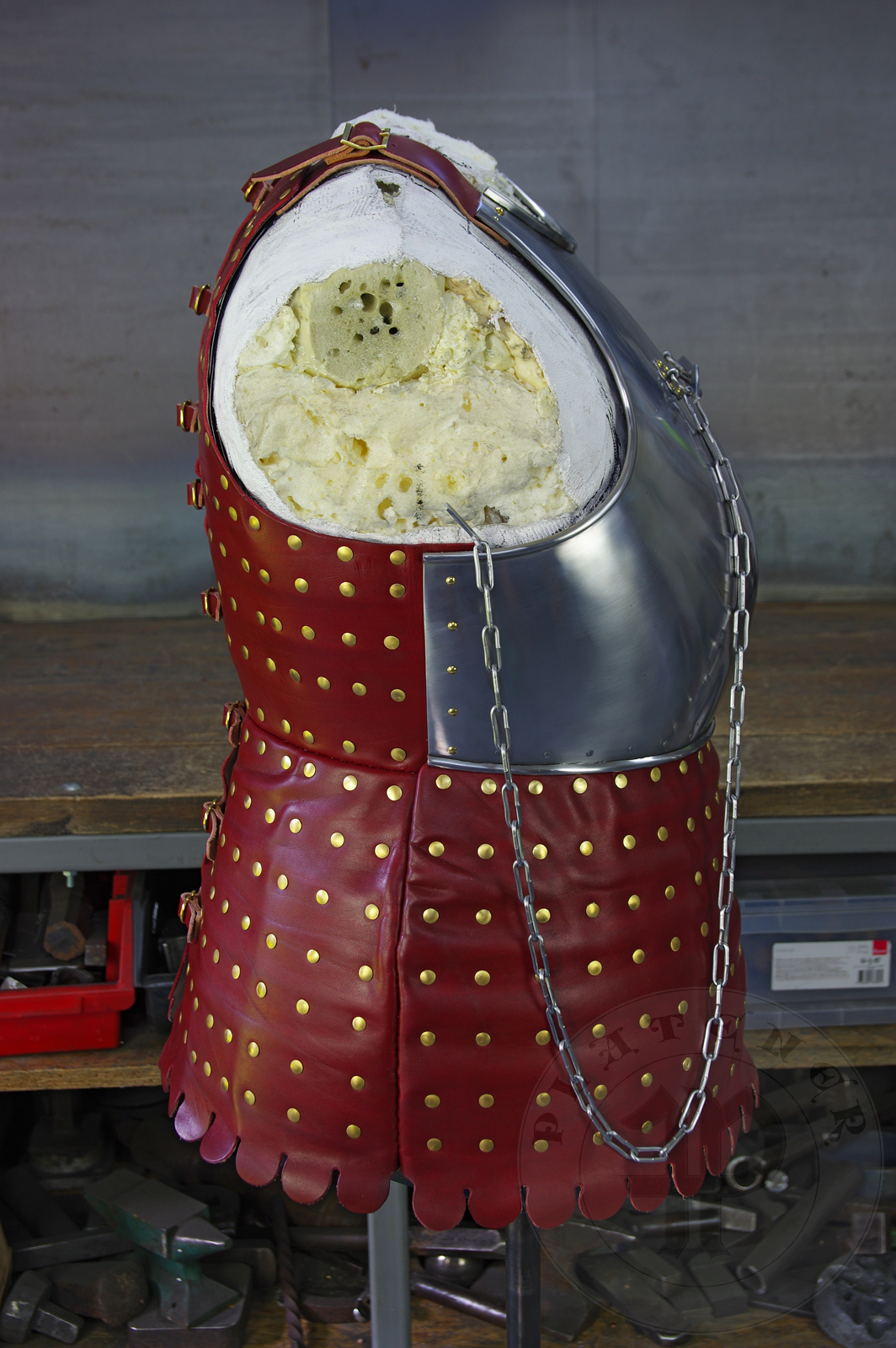New version of cuirass based on effigies of Beringer von Berlichingen (1377) and Voit von Rieneck (1379). The backplate (consisting of 74 plates) is based on the statue of Saint George from Prague. It's heat hardened and tempered up to 42 HRC./ Nowa wersja kirysu wzorowanego na nagrobkach Beringer von Berlichingen (1377) i Voit von Rieneck (1379). Ty kirysu, skadajcy si z 74 elementw, wzorowany jest na rzebie w. Jerzego z Pragi. Kirys zosta zahartowany do twardoci 42 HRC.
