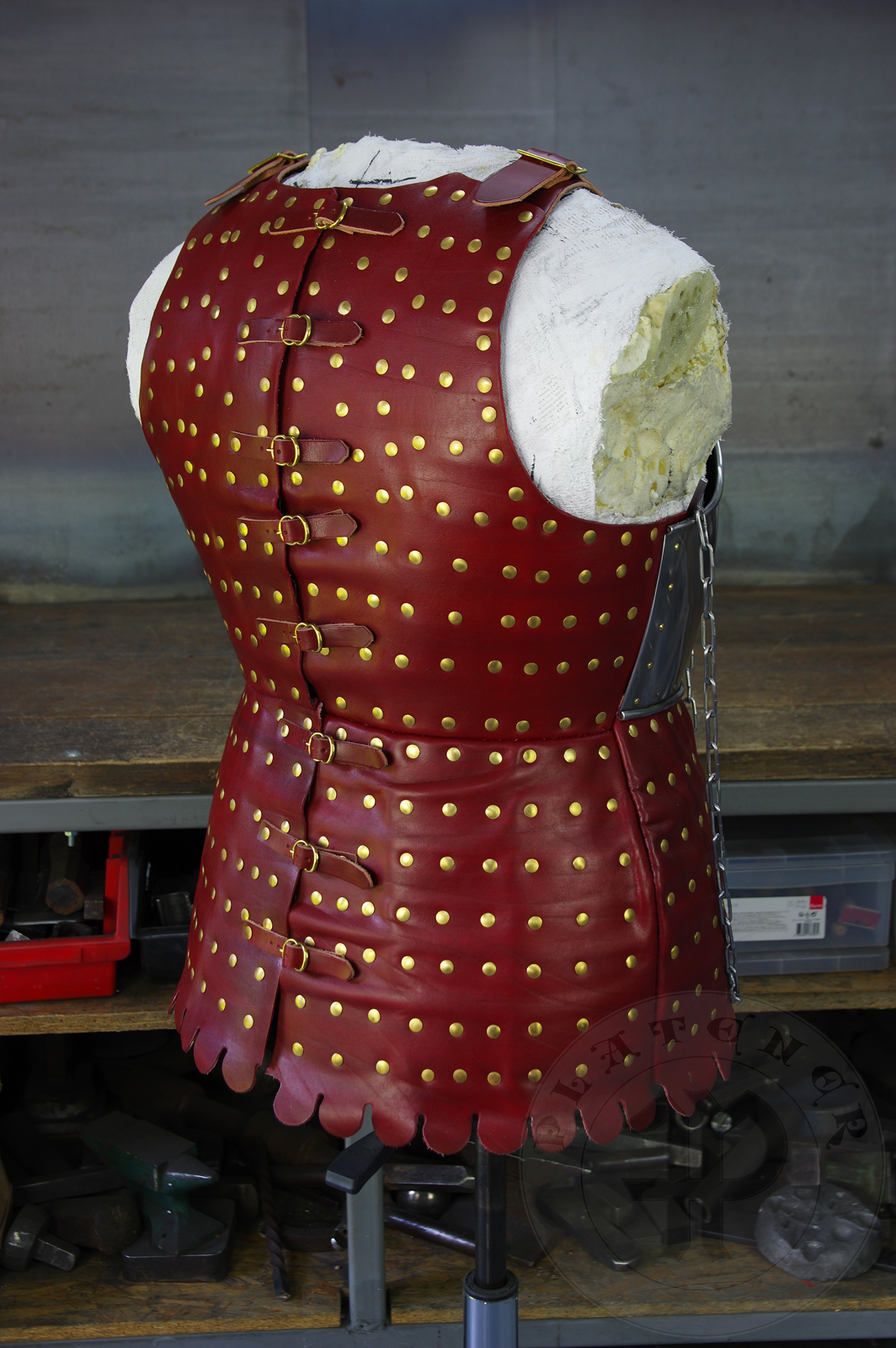 New version of cuirass based on effigies of Beringer von Berlichingen (1377) and Voit von Rieneck (1379). The backplate (consisting of 74 plates) is based on the statue of Saint George from Prague. It's heat hardened and tempered up to 42 HRC./ Nowa wersja kirysu wzorowanego na nagrobkach Beringer von Berlichingen (1377) i Voit von Rieneck (1379). Ty kirysu, skadajcy si z 74 elementw, wzorowany jest na rzebie w. Jerzego z Pragi. Kirys zosta zahartowany do twardoci 42 HRC.