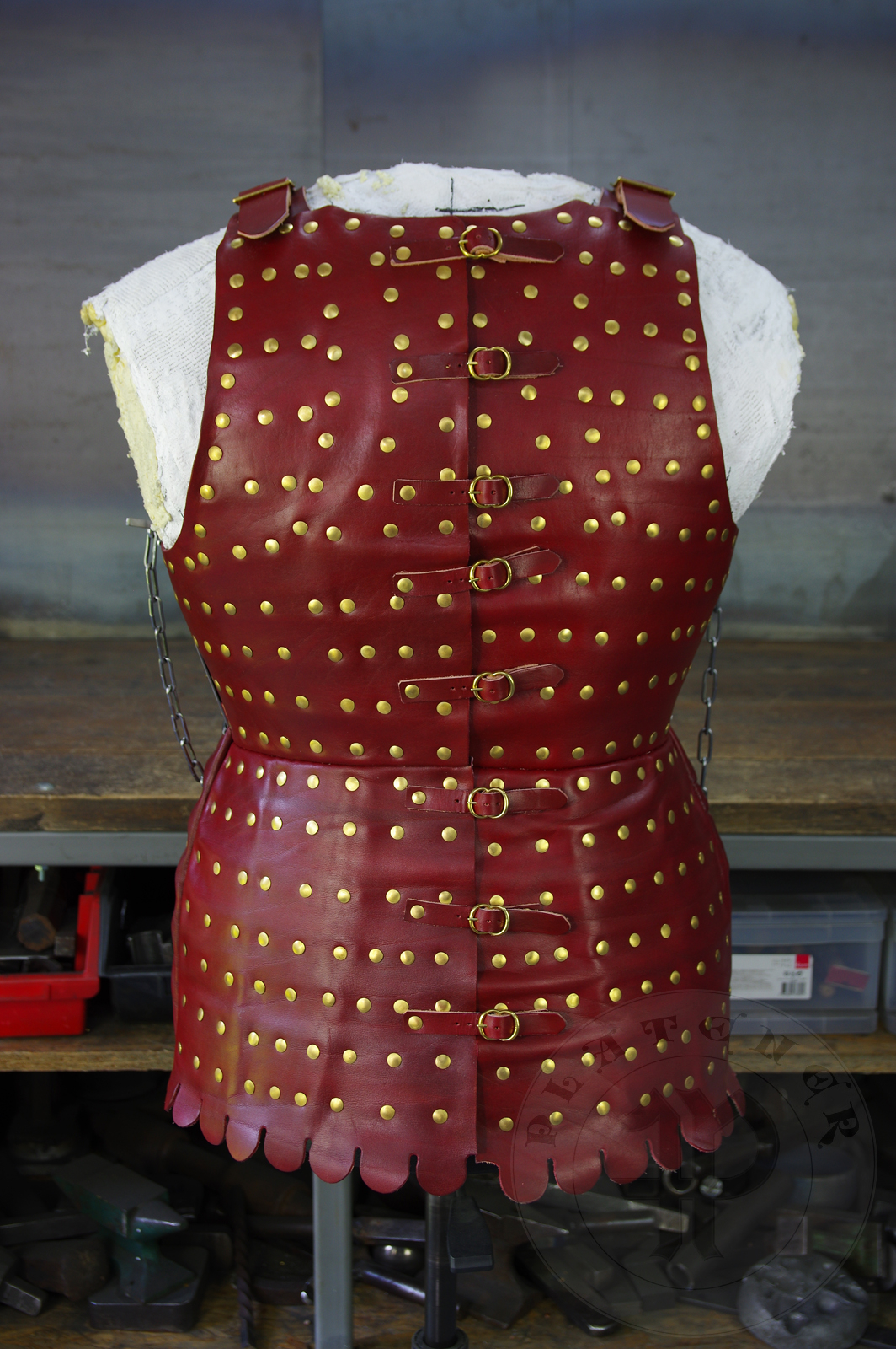 New version of cuirass based on effigies of Beringer von Berlichingen (1377) and Voit von Rieneck (1379). The backplate (consisting of 74 plates) is based on the statue of Saint George from Prague. It's heat hardened and tempered up to 42 HRC./ Nowa wersja kirysu wzorowanego na nagrobkach Beringer von Berlichingen (1377) i Voit von Rieneck (1379). Ty kirysu, skadajcy si z 74 elementw, wzorowany jest na rzebie w. Jerzego z Pragi. Kirys zosta zahartowany do twardoci 42 HRC.