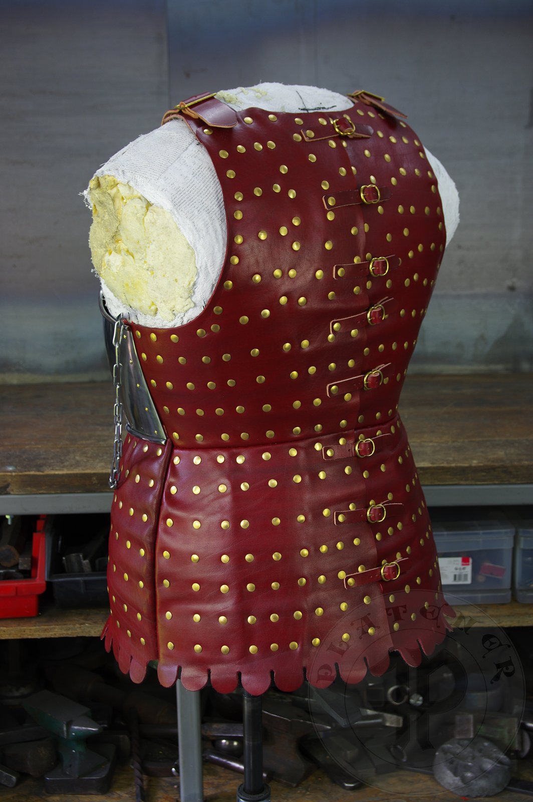 New version of cuirass based on effigies of Beringer von Berlichingen (1377) and Voit von Rieneck (1379). The backplate (consisting of 74 plates) is based on the statue of Saint George from Prague. It's heat hardened and tempered up to 42 HRC./ Nowa wersja kirysu wzorowanego na nagrobkach Beringer von Berlichingen (1377) i Voit von Rieneck (1379). Ty kirysu, skadajcy si z 74 elementw, wzorowany jest na rzebie w. Jerzego z Pragi. Kirys zosta zahartowany do twardoci 42 HRC.