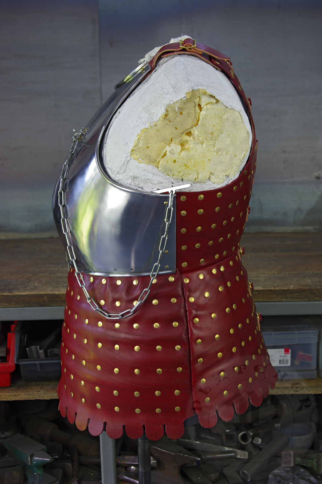 New version of cuirass based on effigies of Beringer von Berlichingen (1377) and Voit von Rieneck (1379). The backplate (consisting of 74 plates) is based on the statue of Saint George from Prague. It's heat hardened and tempered up to 42 HRC./ Nowa wersja kirysu wzorowanego na nagrobkach Beringer von Berlichingen (1377) i Voit von Rieneck (1379). Ty kirysu, skadajcy si z 74 elementw, wzorowany jest na rzebie w. Jerzego z Pragi. Kirys zosta zahartowany do twardoci 42 HRC.