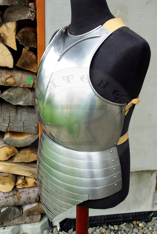 Hartowany napiernik z szorc wzorowany na przedstawienu ze srebrnego otarza w katedrze w Pistoi, datowanym na 1371 r. Napiernik wyposaony w dodatkow oson szyi./Heat hardened and tempered nreastplate with fauld based on exposition of men-at-arms from silver altar in Pistoia cathedral, c. 1371. Breasplate extra equipped with V-neck guard.