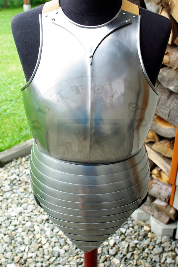 Hartowany napiernik z szorc wzorowany na przedstawienu ze srebrnego otarza w katedrze w Pistoi, datowanym na 1371 r. Napiernik wyposaony w dodatkow oson szyi./Heat hardened and tempered nreastplate with fauld based on exposition of men-at-arms from silver altar in Pistoia cathedral, c. 1371. Breasplate extra equipped with V-neck guard.