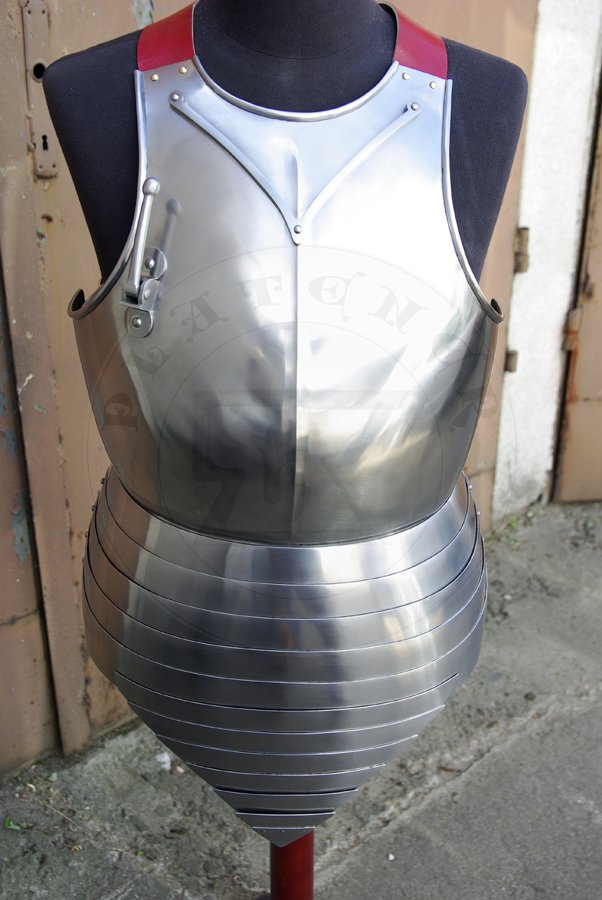 Napiernik z szorc wzorowany na przedstawienu z srebrnego otarza w katedrze w Pistoi, datowanym na 1371 r. Dodatkowo wyposaony w hak na kopie oraz oson szyi. Hartowany i odpuszczany do 42 HRC./Breastplate with fauld based on depict of men-at-arms from silver altar in Pistoia cathedral, c. 1371. Equipped with lance rest and V neck guard. Heat hardened and tempered up to 42 HRC.