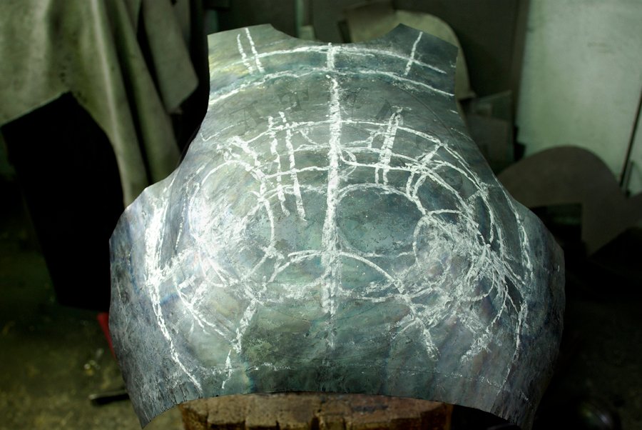 Hartowany napiernik z szorc wzorowany na przedstawienu ze srebrnego otarza w katedrze w Pistoi, datowanym na 1371 r. Napiernik wyposaony w dodatkow oson szyi./Heat hardened and tempered nreastplate with fauld based on exposition of men-at-arms from silver altar in Pistoia cathedral, c. 1371. Breasplate extra equipped with V-neck guard.