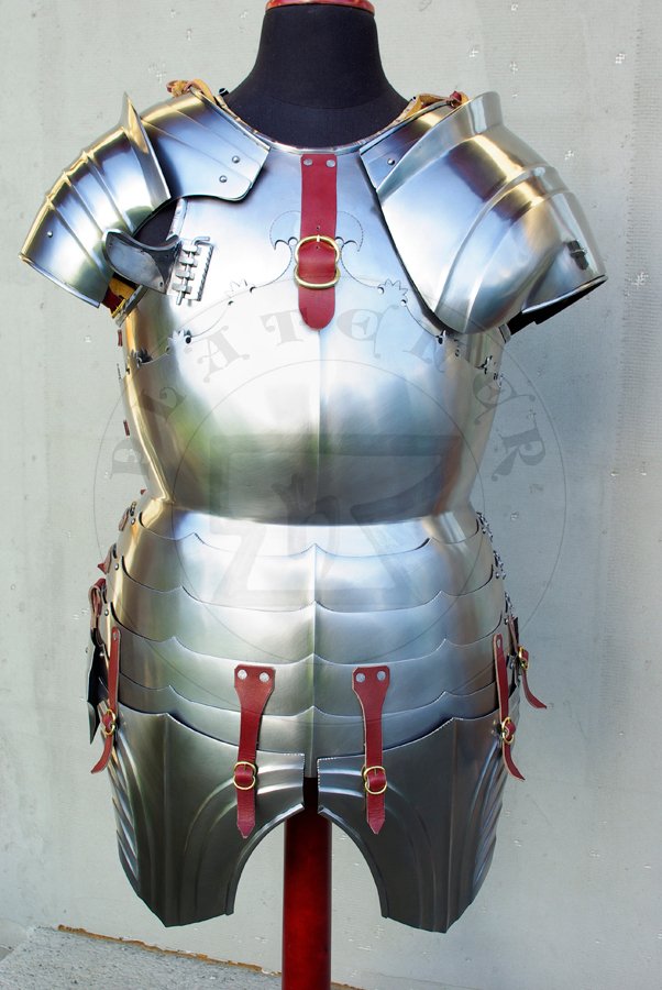 Kirys i naramienniki wykonane w caoci ze stali redniowglowej, pny XV wiek. Cao hartowana i odpuszczana do twardoci 40-42 HRC. Kirys inspirowany kirysem 'alla tedesca' z muzeum w Prediger Schwbisch Gmnd, przerobiony na czteroczciowo wosk konstrukcj./Cuirass and pauldrons fully made from medium carboon steel, late XV c. All is heat hardened and tempered up to hardness 40-42 HRC. Cuirass inspired by 'alla tedesca' cuirass from Museum im Prediger Schwbisch Gmnd, but was changed into typical four pieces italian construction.