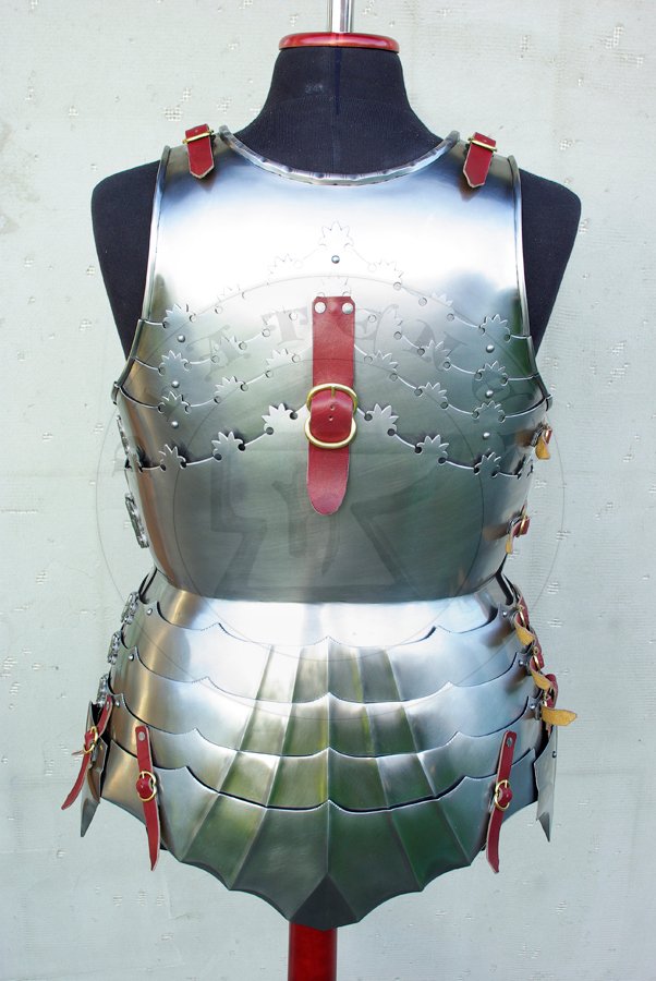 Kirys i naramienniki wykonane w caoci ze stali redniowglowej, pny XV wiek. Cao hartowana i odpuszczana do twardoci 40-42 HRC. Kirys inspirowany kirysem 'alla tedesca' z muzeum w Prediger Schwbisch Gmnd, przerobiony na czteroczciowo wosk konstrukcj./Cuirass and pauldrons fully made from medium carboon steel, late XV c. All is heat hardened and tempered up to hardness 40-42 HRC. Cuirass inspired by 'alla tedesca' cuirass from Museum im Prediger Schwbisch Gmnd, but was changed into typical four pieces italian construction.