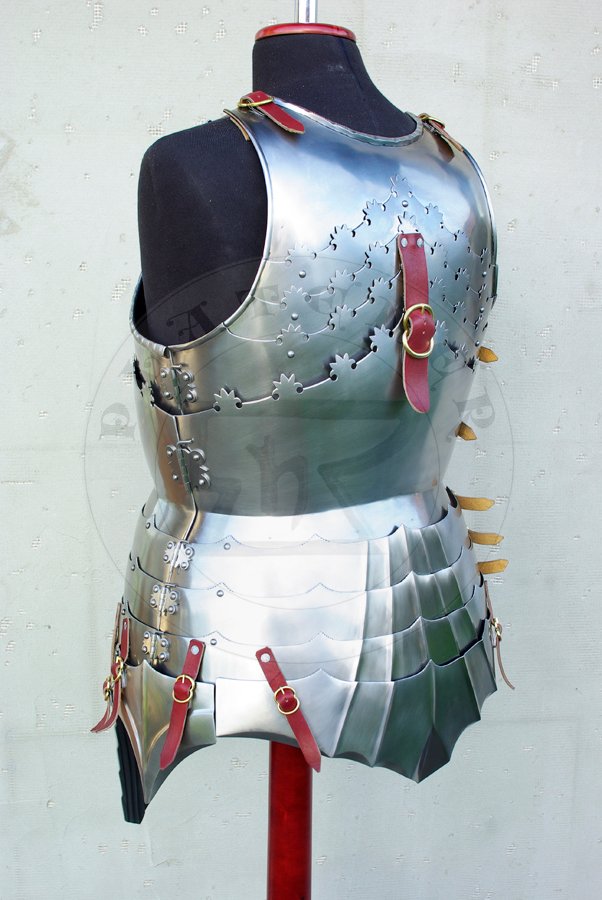 Kirys i naramienniki wykonane w caoci ze stali redniowglowej, pny XV wiek. Cao hartowana i odpuszczana do twardoci 40-42 HRC. Kirys inspirowany kirysem 'alla tedesca' z muzeum w Prediger Schwbisch Gmnd, przerobiony na czteroczciowo wosk konstrukcj./Cuirass and pauldrons fully made from medium carboon steel, late XV c. All is heat hardened and tempered up to hardness 40-42 HRC. Cuirass inspired by 'alla tedesca' cuirass from Museum im Prediger Schwbisch Gmnd, but was changed into typical four pieces italian construction.
