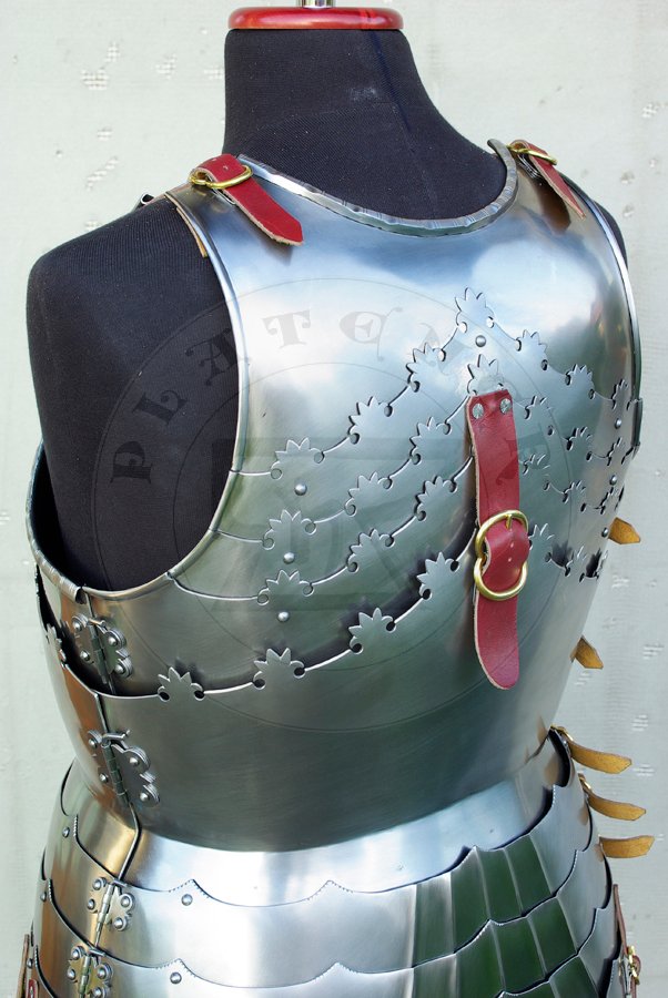 Kirys i naramienniki wykonane w caoci ze stali redniowglowej, pny XV wiek. Cao hartowana i odpuszczana do twardoci 40-42 HRC. Kirys inspirowany kirysem 'alla tedesca' z muzeum w Prediger Schwbisch Gmnd, przerobiony na czteroczciowo wosk konstrukcj./Cuirass and pauldrons fully made from medium carboon steel, late XV c. All is heat hardened and tempered up to hardness 40-42 HRC. Cuirass inspired by 'alla tedesca' cuirass from Museum im Prediger Schwbisch Gmnd, but was changed into typical four pieces italian construction.