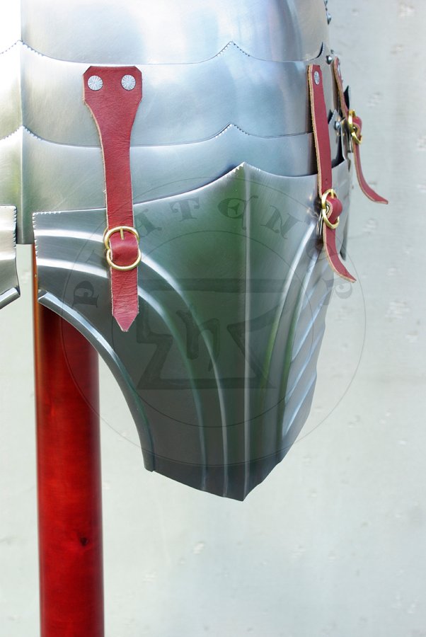 Kirys i naramienniki wykonane w caoci ze stali redniowglowej, pny XV wiek. Cao hartowana i odpuszczana do twardoci 40-42 HRC. Kirys inspirowany kirysem 'alla tedesca' z muzeum w Prediger Schwbisch Gmnd, przerobiony na czteroczciowo wosk konstrukcj./Cuirass and pauldrons fully made from medium carboon steel, late XV c. All is heat hardened and tempered up to hardness 40-42 HRC. Cuirass inspired by 'alla tedesca' cuirass from Museum im Prediger Schwbisch Gmnd, but was changed into typical four pieces italian construction.