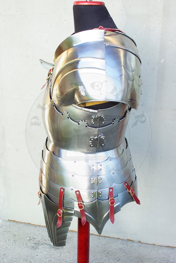 Kirys i naramienniki wykonane w caoci ze stali redniowglowej, pny XV wiek. Cao hartowana i odpuszczana do twardoci 40-42 HRC. Kirys inspirowany kirysem 'alla tedesca' z muzeum w Prediger Schwbisch Gmnd, przerobiony na czteroczciowo wosk konstrukcj./Cuirass and pauldrons fully made from medium carboon steel, late XV c. All is heat hardened and tempered up to hardness 40-42 HRC. Cuirass inspired by 'alla tedesca' cuirass from Museum im Prediger Schwbisch Gmnd, but was changed into typical four pieces italian construction.