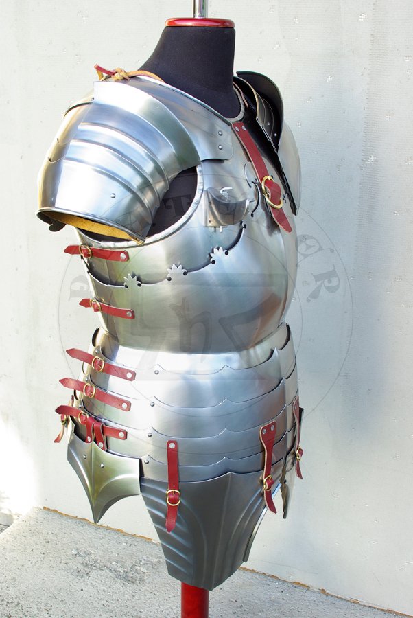 Kirys i naramienniki wykonane w caoci ze stali redniowglowej, pny XV wiek. Cao hartowana i odpuszczana do twardoci 40-42 HRC. Kirys inspirowany kirysem 'alla tedesca' z muzeum w Prediger Schwbisch Gmnd, przerobiony na czteroczciowo wosk konstrukcj./Cuirass and pauldrons fully made from medium carboon steel, late XV c. All is heat hardened and tempered up to hardness 40-42 HRC. Cuirass inspired by 'alla tedesca' cuirass from Museum im Prediger Schwbisch Gmnd, but was changed into typical four pieces italian construction.