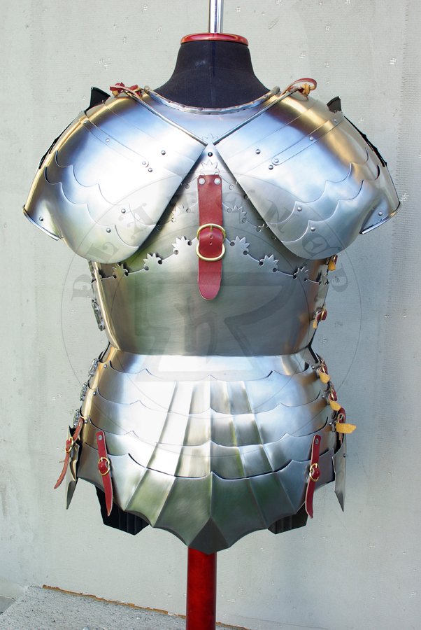 Kirys i naramienniki wykonane w caoci ze stali redniowglowej, pny XV wiek. Cao hartowana i odpuszczana do twardoci 40-42 HRC. Kirys inspirowany kirysem 'alla tedesca' z muzeum w Prediger Schwbisch Gmnd, przerobiony na czteroczciowo wosk konstrukcj./Cuirass and pauldrons fully made from medium carboon steel, late XV c. All is heat hardened and tempered up to hardness 40-42 HRC. Cuirass inspired by 'alla tedesca' cuirass from Museum im Prediger Schwbisch Gmnd, but was changed into typical four pieces italian construction.