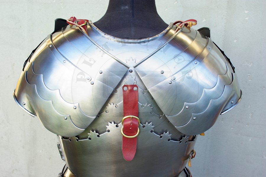 Kirys i naramienniki wykonane w caoci ze stali redniowglowej, pny XV wiek. Cao hartowana i odpuszczana do twardoci 40-42 HRC. Kirys inspirowany kirysem 'alla tedesca' z muzeum w Prediger Schwbisch Gmnd, przerobiony na czteroczciowo wosk konstrukcj./Cuirass and pauldrons fully made from medium carboon steel, late XV c. All is heat hardened and tempered up to hardness 40-42 HRC. Cuirass inspired by 'alla tedesca' cuirass from Museum im Prediger Schwbisch Gmnd, but was changed into typical four pieces italian construction.