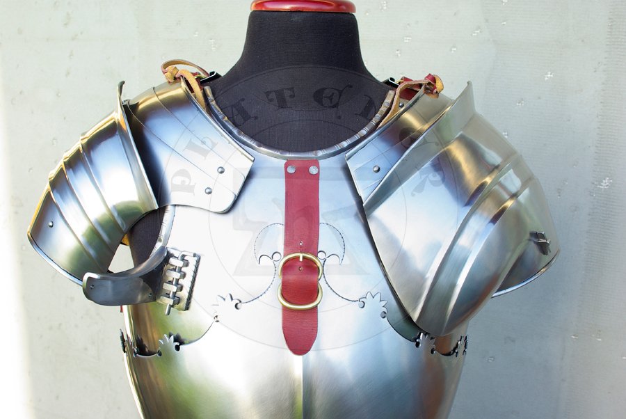 Kirys i naramienniki wykonane w caoci ze stali redniowglowej, pny XV wiek. Cao hartowana i odpuszczana do twardoci 40-42 HRC. Kirys inspirowany kirysem 'alla tedesca' z muzeum w Prediger Schwbisch Gmnd, przerobiony na czteroczciowo wosk konstrukcj./Cuirass and pauldrons fully made from medium carboon steel, late XV c. All is heat hardened and tempered up to hardness 40-42 HRC. Cuirass inspired by 'alla tedesca' cuirass from Museum im Prediger Schwbisch Gmnd, but was changed into typical four pieces italian construction.