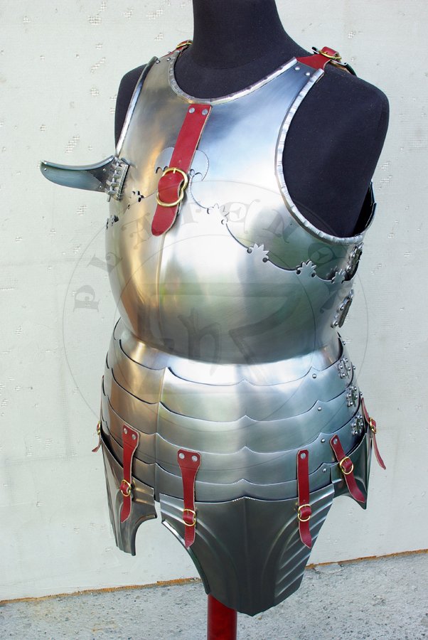 Kirys i naramienniki wykonane w caoci ze stali redniowglowej, pny XV wiek. Cao hartowana i odpuszczana do twardoci 40-42 HRC. Kirys inspirowany kirysem 'alla tedesca' z muzeum w Prediger Schwbisch Gmnd, przerobiony na czteroczciowo wosk konstrukcj./Cuirass and pauldrons fully made from medium carboon steel, late XV c. All is heat hardened and tempered up to hardness 40-42 HRC. Cuirass inspired by 'alla tedesca' cuirass from Museum im Prediger Schwbisch Gmnd, but was changed into typical four pieces italian construction.
