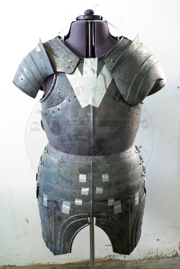 Kirys i naramienniki wykonane w caoci ze stali redniowglowej, pny XV wiek. Cao hartowana i odpuszczana do twardoci 40-42 HRC. Kirys inspirowany kirysem 'alla tedesca' z muzeum w Prediger Schwbisch Gmnd, przerobiony na czteroczciowo wosk konstrukcj./Cuirass and pauldrons fully made from medium carboon steel, late XV c. All is heat hardened and tempered up to hardness 40-42 HRC. Cuirass inspired by 'alla tedesca' cuirass from Museum im Prediger Schwbisch Gmnd, but was changed into typical four pieces italian construction.