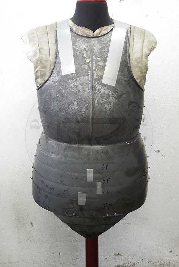 Hartowany kirys biay wykonany w caoci ze stali redniowglowej. Datowany na pocztek XV./ Heat hardened and tempered full cuirass made from medium carboon steel, begin of XV c.