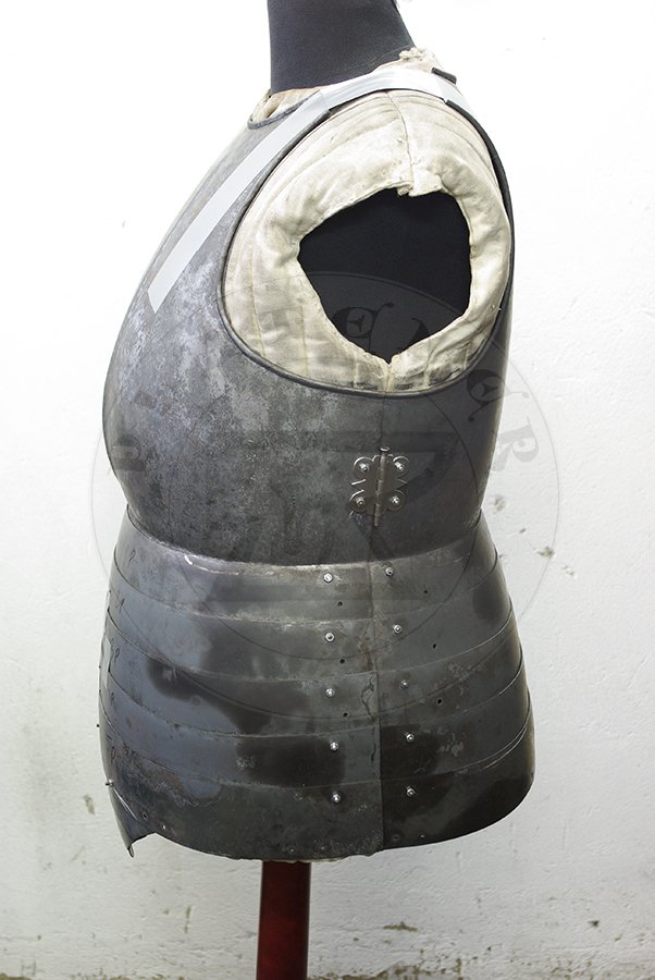 Hartowany kirys biay wykonany w caoci ze stali redniowglowej. Datowany na pocztek XV./ Heat hardened and tempered full cuirass made from medium carboon steel, begin of XV c.