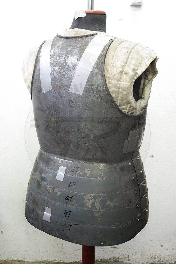 Hartowany kirys biay wykonany w caoci ze stali redniowglowej. Datowany na pocztek XV./ Heat hardened and tempered full cuirass made from medium carboon steel, begin of XV c.
