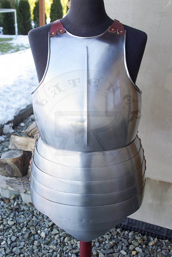 Hartowany kirys biay wykonany w caoci ze stali redniowglowej. Datowany na pocztek XV./ Heat hardened and tempered full cuirass made from medium carboon steel, begin of XV c.