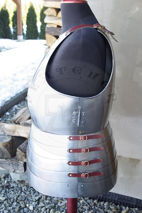 Hartowany kirys biay wykonany w caoci ze stali redniowglowej. Datowany na pocztek XV./ Heat hardened and tempered full cuirass made from medium carboon steel, begin of XV c.