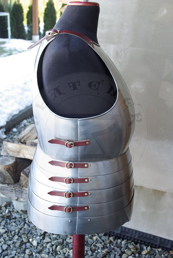 Hartowany kirys biay wykonany w caoci ze stali redniowglowej. Datowany na pocztek XV./ Heat hardened and tempered full cuirass made from medium carboon steel, begin of XV c.