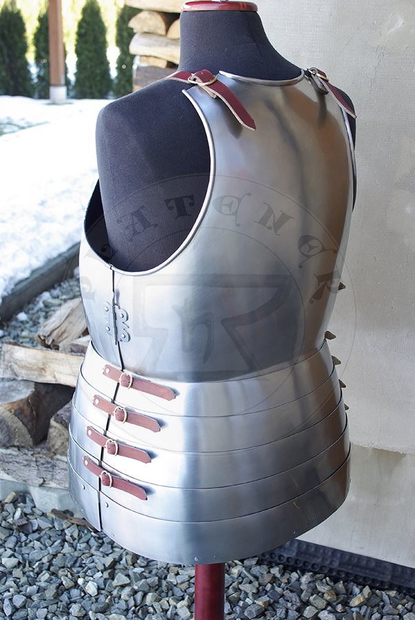 Hartowany kirys biay wykonany w caoci ze stali redniowglowej. Datowany na pocztek XV./ Heat hardened and tempered full cuirass made from medium carboon steel, begin of XV c.