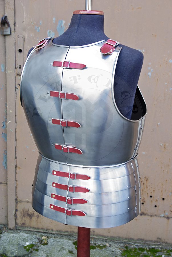 Kirys biay z osobnym fartuchem pytowych datowany na pocztek XV wieku. Naplecznik dwuczciowy przymocowany na zawiasach bocznych do napiernika. Kirys wykonany z stali redniowglowej, hartowany i odpuszczany do 42 HRC. Sprzczki wykonane rcznie z blachy stalowej, bardzo mocne i wytrzymae./Early XVc. English style cuirass with separate skirt in downward lapping lames construction. Backplate hinged at sides to breastplate - reredos construction. Made of medium carbon steel, heat hardened and tempered up to 42 HRC. All buckles handmade from steel plate, very strong and durable.