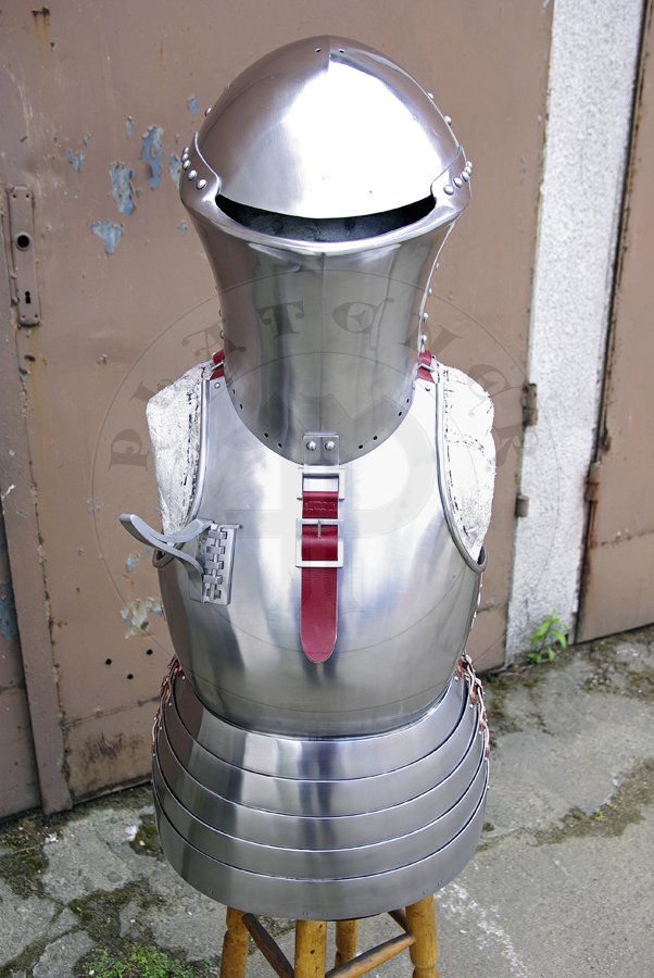Kirys i stechhelm ze zbroi kopijniczej na pocztek XV wieku./Cuirass and stechhelm from early XV c. armour set for jousting purpose.