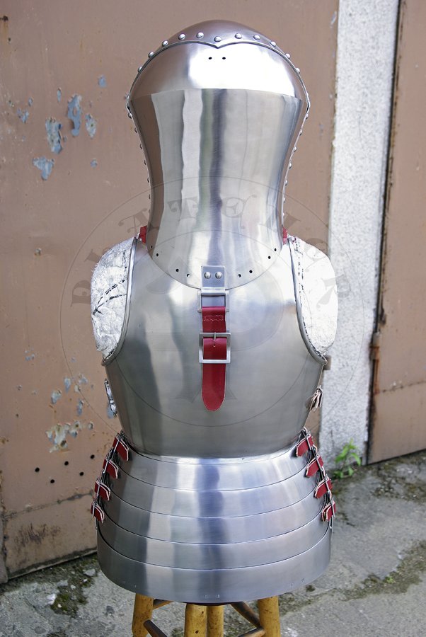 Kirys i stechhelm ze zbroi kopijniczej na pocztek XV wieku./Cuirass and stechhelm from early XV c. armour set for jousting purpose.