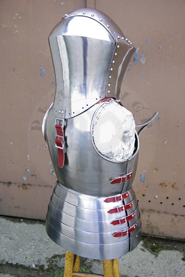 Kirys i stechhelm ze zbroi kopijniczej na pocztek XV wieku./Cuirass and stechhelm from early XV c. armour set for jousting purpose.