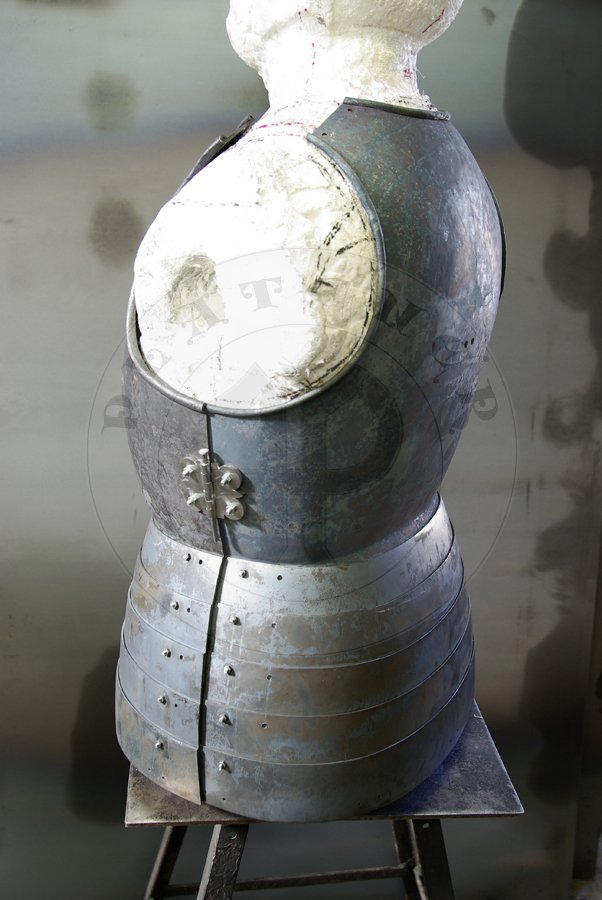 Napiernik wykonany z wysokiej jakoci stali niskowglowej o gruboci 3 mm, hartowany do 30 HRC. Reszta elementw wykonana ze stali redniowglowej: przednie folgi z 2 mm stali, naplecznik i tylne folgi z 1,5 mm stali. Hartowane i odpuszczane do 42 HRC. Hak na kopie wzorowany na originale ze zbroi z Churburga CH18, moliwo montau w dwch pozycjach. Waga kirysu 13,25 kg./Breastplate is made of 3 mm high quality mild steel, hardened up to 30 HRC. Rest of the element are made of medium carbon steel: front lames are 2 mm thick, backplate and lames in the back are 1,5 mm thick. Heat hardened and tempered to 42 HRC. Lance rest is based on orignal from Churburg CH18 set and can be locked in two position. Curiass wieght 13,25 kg.