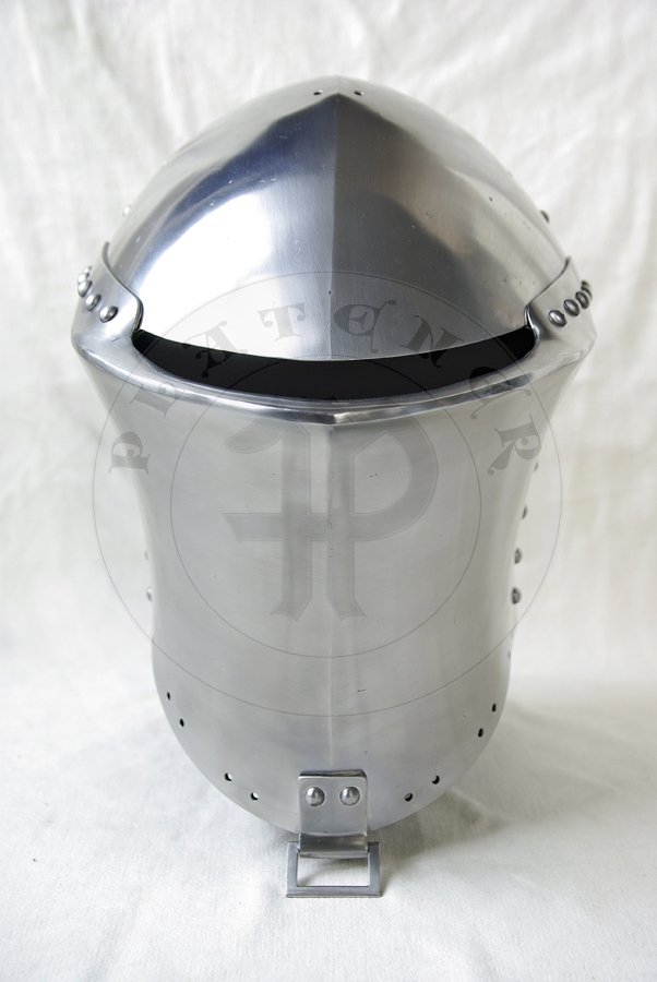 Stechhelm na pocztek XV wieku, wykonany z wysokiej jakoci stali niskowglowej. Przednia oraz grna pyta wykonane z stali o gruboci 3 mm, zawinicie ma 2,2 cm gruboci z przodu i 1,8 cm gruboci po bokach. Tylna pyta wykonana z 2,5 mm stali. Hem hartowany i odpuszczany do 30 HRC. Waga 8 kg./Stechhelm for begin of XV c., made of high quality mild steel. Front and top part is from 3 mm thick steel, roll is 2,2 cm thick on front and 1,8 cm at sides. Back part is from 2,5 mm steel. It is heat hardened and tempered up to 30 HRC. Wieght 8 kg.