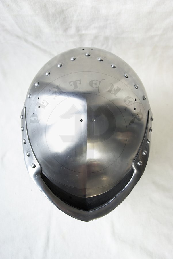Stechhelm na pocztek XV wieku, wykonany z wysokiej jakoci stali niskowglowej. Przednia oraz grna pyta wykonane z stali o gruboci 3 mm, zawinicie ma 2,2 cm gruboci z przodu i 1,8 cm gruboci po bokach. Tylna pyta wykonana z 2,5 mm stali. Hem hartowany i odpuszczany do 30 HRC. Waga 8 kg./Stechhelm for begin of XV c., made of high quality mild steel. Front and top part is from 3 mm thick steel, roll is 2,2 cm thick on front and 1,8 cm at sides. Back part is from 2,5 mm steel. It is heat hardened and tempered up to 30 HRC. Wieght 8 kg.