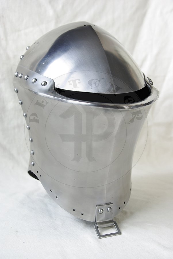 Stechhelm na pocztek XV wieku, wykonany z wysokiej jakoci stali niskowglowej. Przednia oraz grna pyta wykonane z stali o gruboci 3 mm, zawinicie ma 2,2 cm gruboci z przodu i 1,8 cm gruboci po bokach. Tylna pyta wykonana z 2,5 mm stali. Hem hartowany i odpuszczany do 30 HRC. Waga 8 kg./Stechhelm for begin of XV c., made of high quality mild steel. Front and top part is from 3 mm thick steel, roll is 2,2 cm thick on front and 1,8 cm at sides. Back part is from 2,5 mm steel. It is heat hardened and tempered up to 30 HRC. Wieght 8 kg.