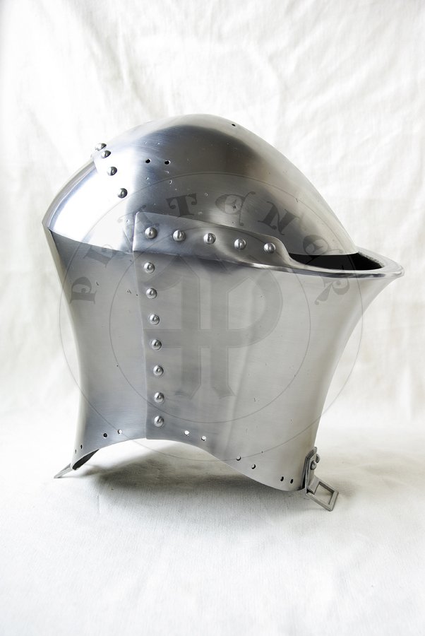 Stechhelm na pocztek XV wieku, wykonany z wysokiej jakoci stali niskowglowej. Przednia oraz grna pyta wykonane z stali o gruboci 3 mm, zawinicie ma 2,2 cm gruboci z przodu i 1,8 cm gruboci po bokach. Tylna pyta wykonana z 2,5 mm stali. Hem hartowany i odpuszczany do 30 HRC. Waga 8 kg./Stechhelm for begin of XV c., made of high quality mild steel. Front and top part is from 3 mm thick steel, roll is 2,2 cm thick on front and 1,8 cm at sides. Back part is from 2,5 mm steel. It is heat hardened and tempered up to 30 HRC. Wieght 8 kg.
