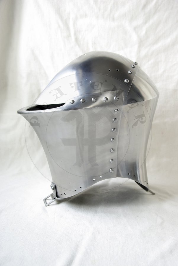 Stechhelm na pocztek XV wieku, wykonany z wysokiej jakoci stali niskowglowej. Przednia oraz grna pyta wykonane z stali o gruboci 3 mm, zawinicie ma 2,2 cm gruboci z przodu i 1,8 cm gruboci po bokach. Tylna pyta wykonana z 2,5 mm stali. Hem hartowany i odpuszczany do 30 HRC. Waga 8 kg./Stechhelm for begin of XV c., made of high quality mild steel. Front and top part is from 3 mm thick steel, roll is 2,2 cm thick on front and 1,8 cm at sides. Back part is from 2,5 mm steel. It is heat hardened and tempered up to 30 HRC. Wieght 8 kg.