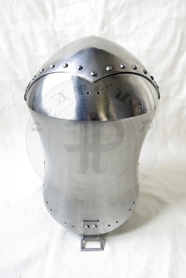 Stechhelm na pocztek XV wieku, wykonany z wysokiej jakoci stali niskowglowej. Przednia oraz grna pyta wykonane z stali o gruboci 3 mm, zawinicie ma 2,2 cm gruboci z przodu i 1,8 cm gruboci po bokach. Tylna pyta wykonana z 2,5 mm stali. Hem hartowany i odpuszczany do 30 HRC. Waga 8 kg./Stechhelm for begin of XV c., made of high quality mild steel. Front and top part is from 3 mm thick steel, roll is 2,2 cm thick on front and 1,8 cm at sides. Back part is from 2,5 mm steel. It is heat hardened and tempered up to 30 HRC. Wieght 8 kg.
