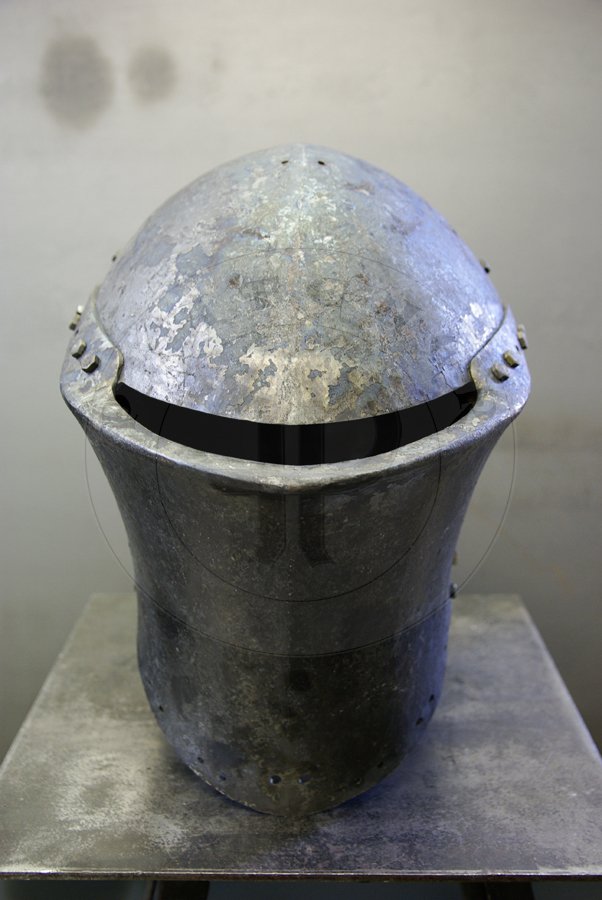 Stechhelm na pocztek XV wieku, wykonany z wysokiej jakoci stali niskowglowej. Przednia oraz grna pyta wykonane z stali o gruboci 3 mm, zawinicie ma 2,2 cm gruboci z przodu i 1,8 cm gruboci po bokach. Tylna pyta wykonana z 2,5 mm stali. Hem hartowany i odpuszczany do 30 HRC. Waga 8 kg./Stechhelm for begin of XV c., made of high quality mild steel. Front and top part is from 3 mm thick steel, roll is 2,2 cm thick on front and 1,8 cm at sides. Back part is from 2,5 mm steel. It is heat hardened and tempered up to 30 HRC. Wieght 8 kg.