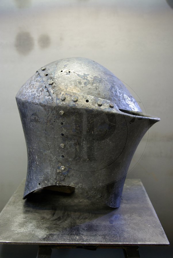 Stechhelm na pocztek XV wieku, wykonany z wysokiej jakoci stali niskowglowej. Przednia oraz grna pyta wykonane z stali o gruboci 3 mm, zawinicie ma 2,2 cm gruboci z przodu i 1,8 cm gruboci po bokach. Tylna pyta wykonana z 2,5 mm stali. Hem hartowany i odpuszczany do 30 HRC. Waga 8 kg./Stechhelm for begin of XV c., made of high quality mild steel. Front and top part is from 3 mm thick steel, roll is 2,2 cm thick on front and 1,8 cm at sides. Back part is from 2,5 mm steel. It is heat hardened and tempered up to 30 HRC. Wieght 8 kg.